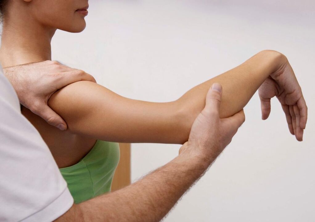 Per diagnosticare con precisione l'artrosi dell'articolazione della spalla, il medico effettua una serie di test necessari. 